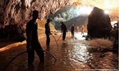 Спасатели уверены, что выведут сегодня всех оставшихся в пещере в Таиланде детей