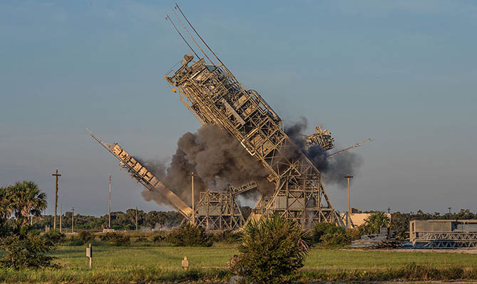 Конец эпохи: на мысе Канаверал взорвали две башни стартового комплекса