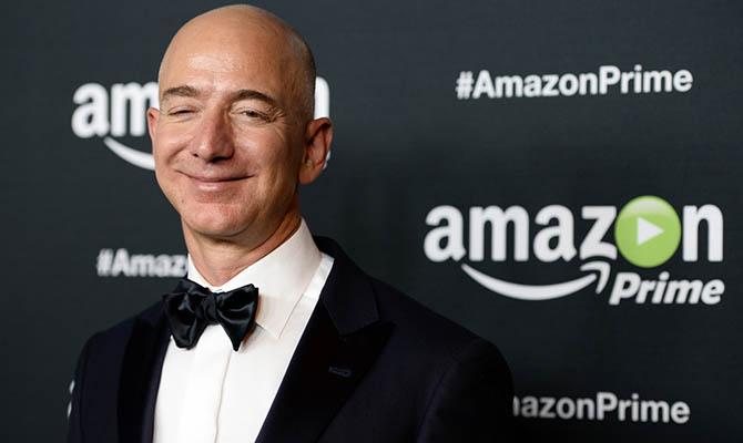 Глава Amazon Джефф Безос стал самым богатым человеком в современной истории