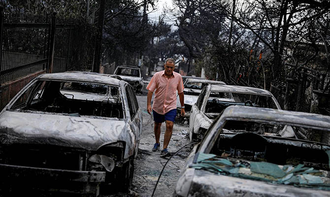 В греческих пожарах погибли уже более 70 человек