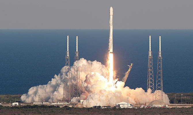SpaceX успешно запустила Falcon 9: первая ступень совершила посадку на плавучую платформу