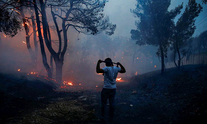 Греческие власти назвали поджог вероятной причиной пожаров