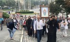 Верующие начинают собраться на Владимирской горке несмотря на препятствия