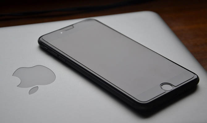 Apple научит MacBook заряжать iPhone без проводов