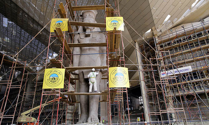 В Египте восстановили многотонную статую фараона Рамсеса Великого