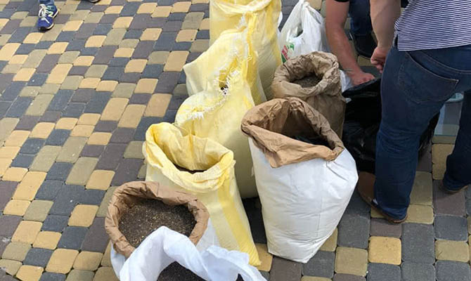 Правоохранители изъяли сразу 300 тонн семян мака и маковой соломки