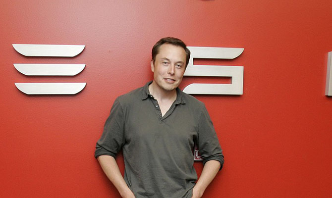 Илон Маск подумывает выкупить все акции компании Tesla