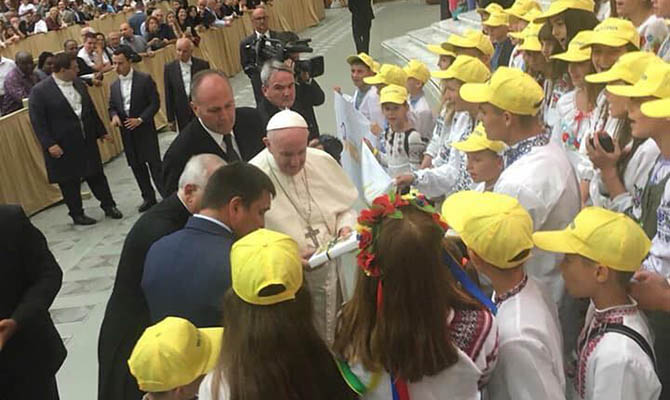 Папа Римский принял в Ватикане украинских детей и Климкина