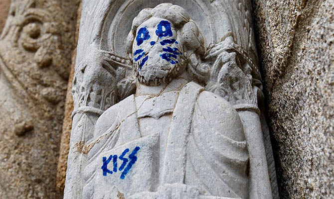 В Испании статуе XII века пририсовали усы