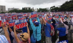 Жители Окинавы вышли протестовать против американской базы