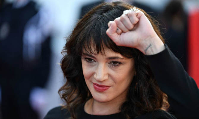 Актрису, обвинявшую Вайнштейна, саму уличили в домогательствах