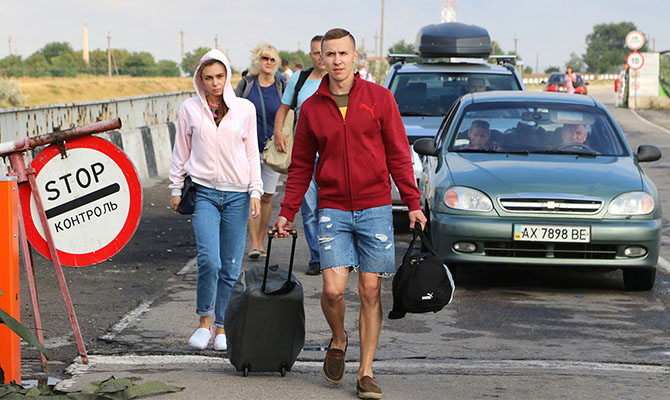 Чиновники хотят выдавать лицензии на подвоз пассажиров к админгранице с Крымом