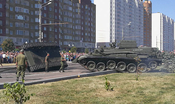В России после парада перевернулся легендарный танк Т-34