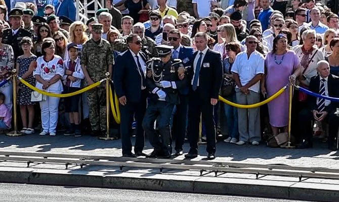 На параде во время выступления Порошенко солдат потерял сознание