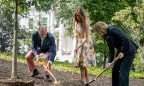 Меланья Трамп высадила на лужайке у Белого дома красный дуб