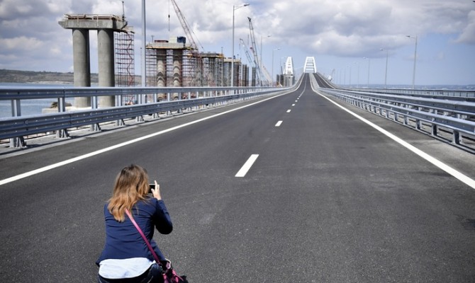 Кабмин одобрил введение санкций против российских компаний из-за Крымского моста