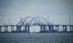 Плавучий кран столкнулся с опорой Крымского моста