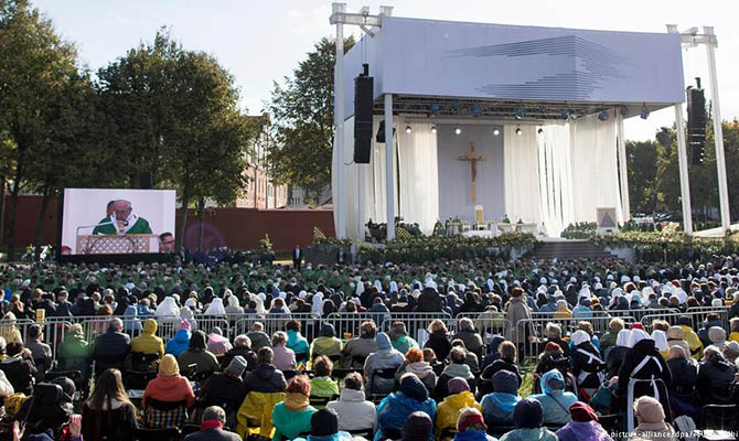 На мессу Папы римского в Каунасе пришли более 100 тысяч человек