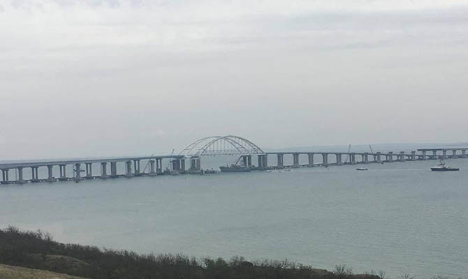 Россия мешала украинским военным кораблям пройти Керченский пролив, - ВМС