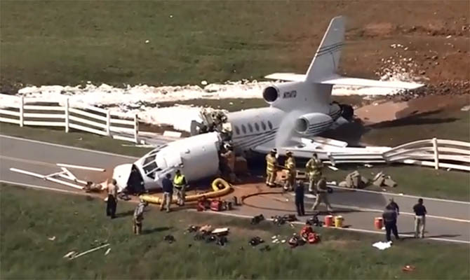 В США самолет после приземления развалился пополам