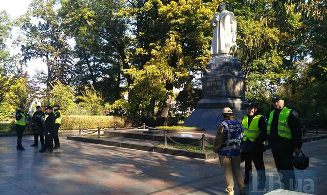 Полиция не допустила повреждения националистами памятников в Мариинском парке