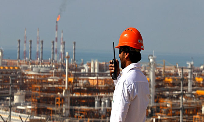 Экспорт иранской нефти уже сократился почти в два раза