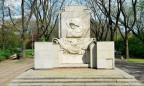 В Варшаве начался демонтаж памятника погибшим советским солдатам