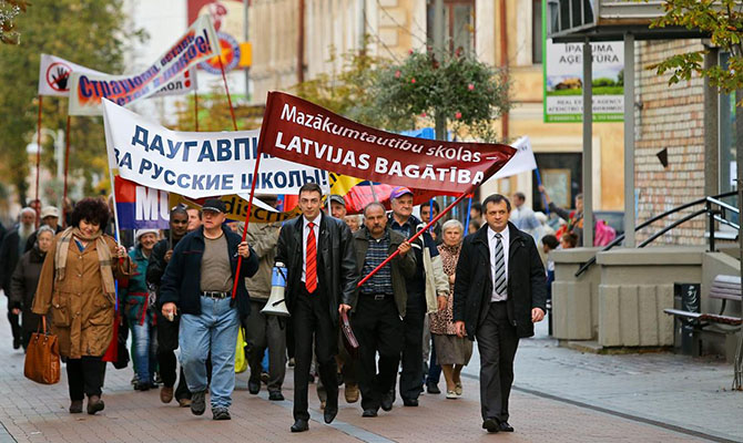 В Латвии число «неграждан» сократилось почти в два раза