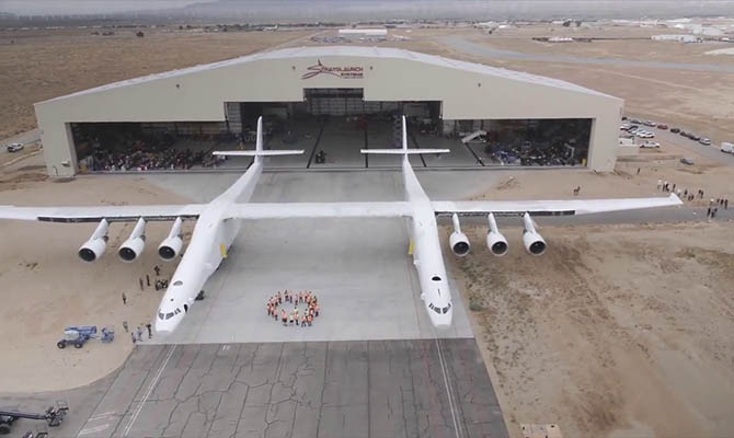 Крупнейший в мире самолет Stratolaunch успешно прошел рулежные испытания