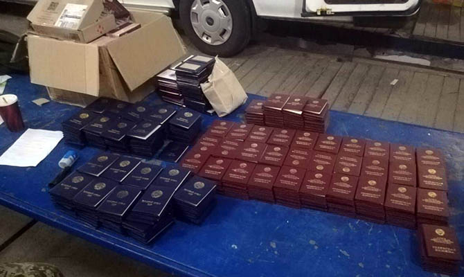 Житель Черновицкой области пытался вывезти в Польшу более 900 паспортных бланков СССР