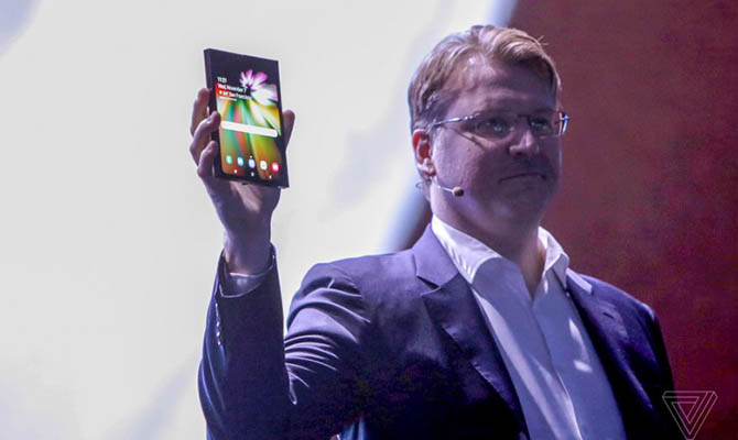 Samsung показала смартфон, который можно сложить пополам