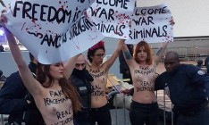 Активистки Femen попытались провести акцию у Триумфальной арки в Париже