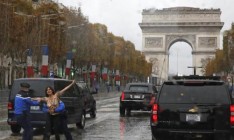 Активистка Femen в Париже попыталась помешать проезду кортежа Трампа