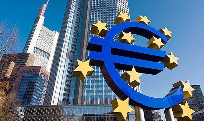 Евро упал до рекордной отметки по отношению к доллару