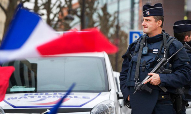 Около 50 человек пострадали во Франции, протестуя против роста цен на топливо