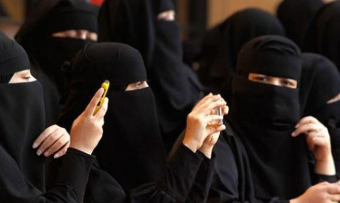 В Саудовской Аравии женщины массово протестуют против абайи