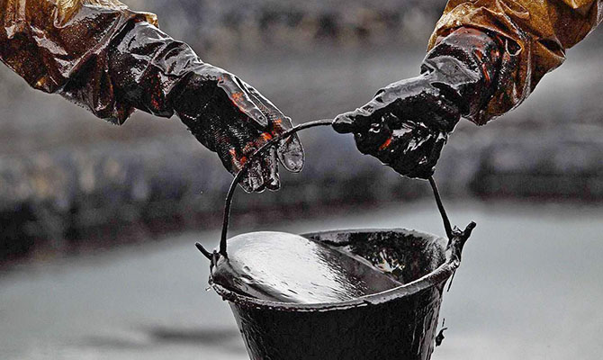 Нефть завершила месяц рекордным за 10 лет падением