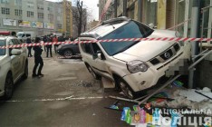 В Киеве банда расстреляла внедорожник и забрала сумку с деньгами