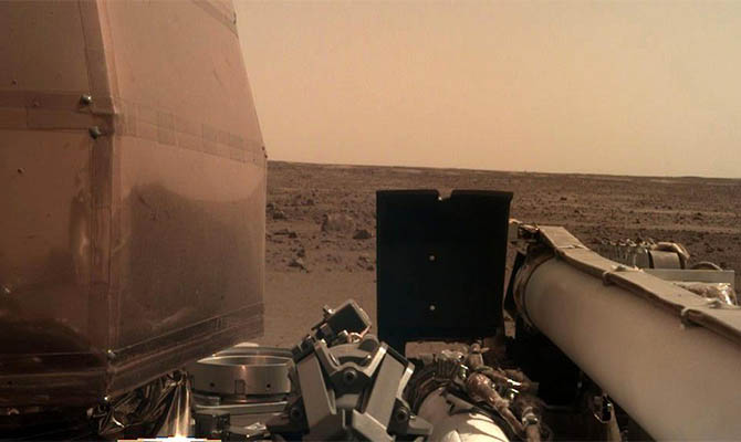 Станция Mars InSight записала и отправила на Землю шум ветра
