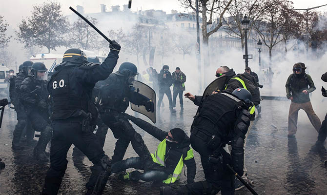 В Париже уже задержали более 480 человек