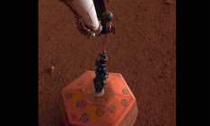 На Марсе впервые установили сейсмометр