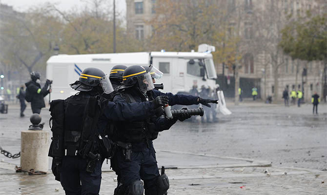 В Париже растет число задержанных на акциях «желтых жилетов»
