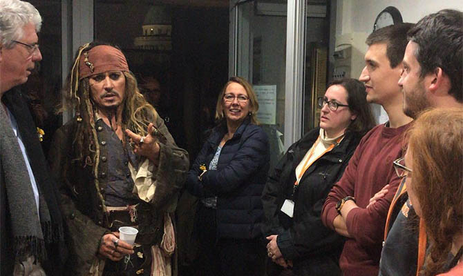 Джонни Депп посетил онкоцентр в Париже в костюме Джека Воробья