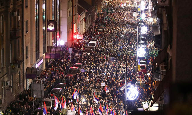 Сербы вышли на улицы с протестом против президента страны