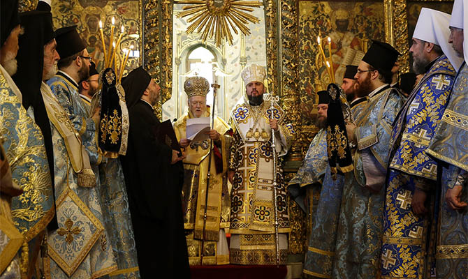 Вселенский патриарх вручил Томос главе Православной церкви Украины