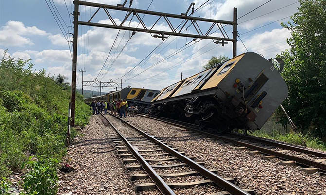 Более 200 человек пострадали в результате столкновения двух поездов в ЮАР