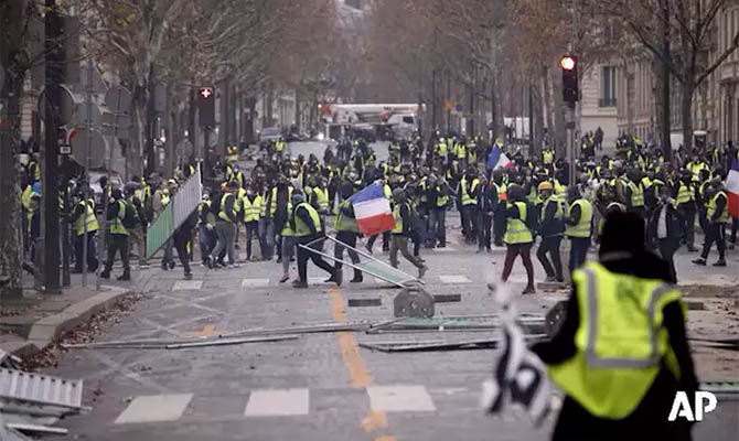 СМИ сообщили о задержании полицией участников акций протеста во Франции