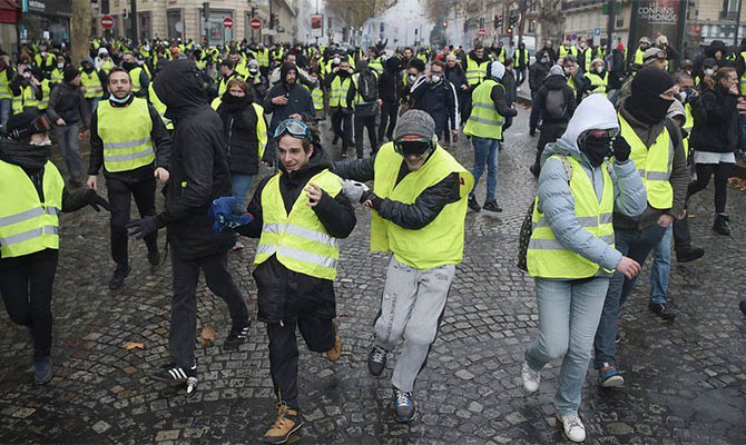 Во Франции на очередной акции «желтых жилетов» задержали три сотни человек