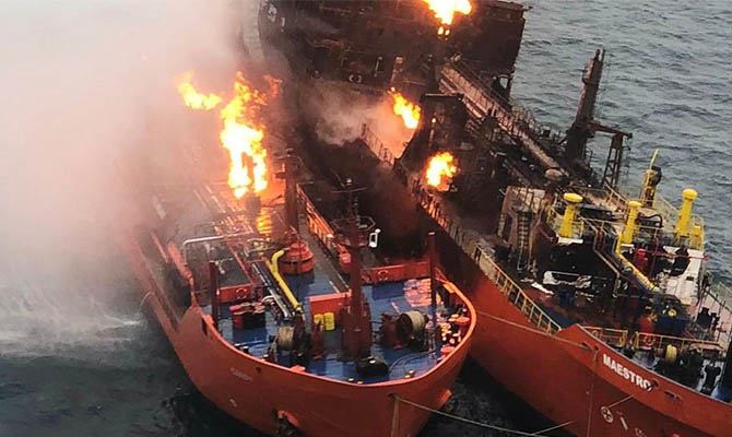 В Черном море продолжают гореть два танкера