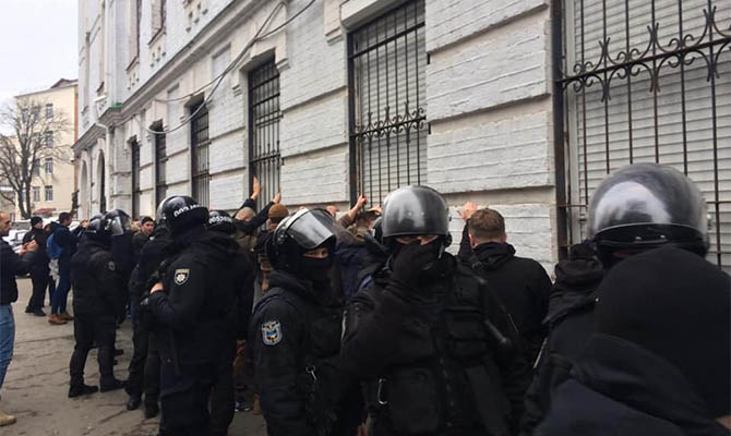 В Киеве после драки возле Подольского управления полиции задержали около 40 человек